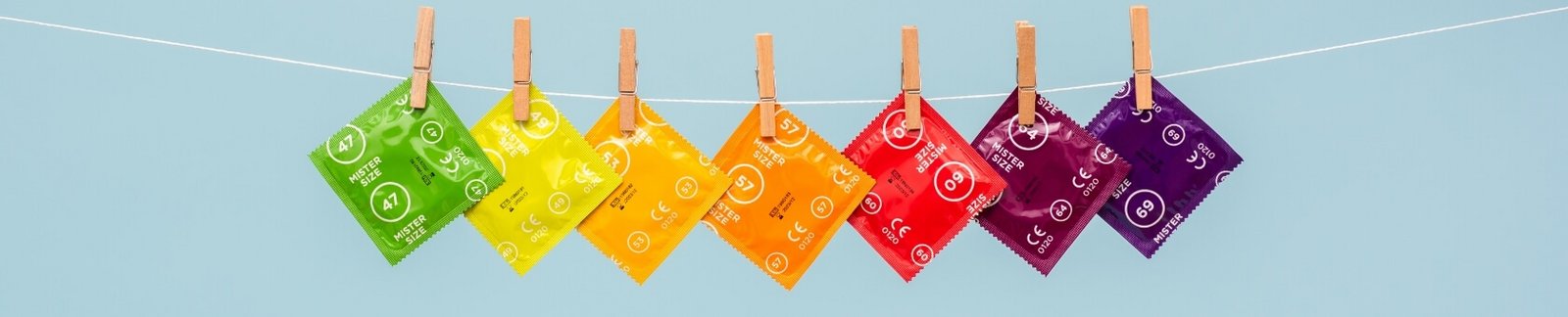 Preservativos Mister Size de diferentes tamaños en una línea