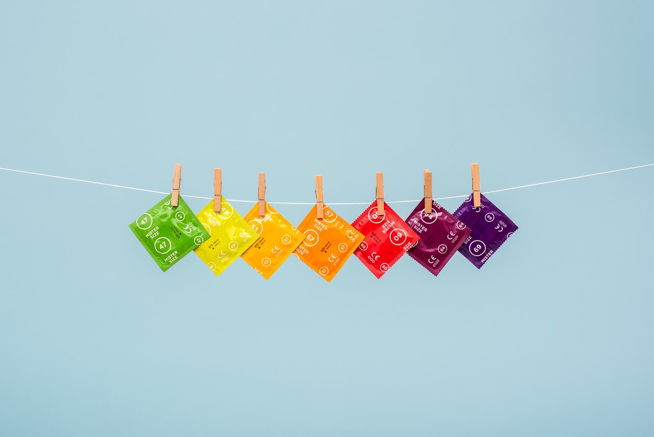 7 tamaños diferentes de preservativos de Mister Size en el tendedero