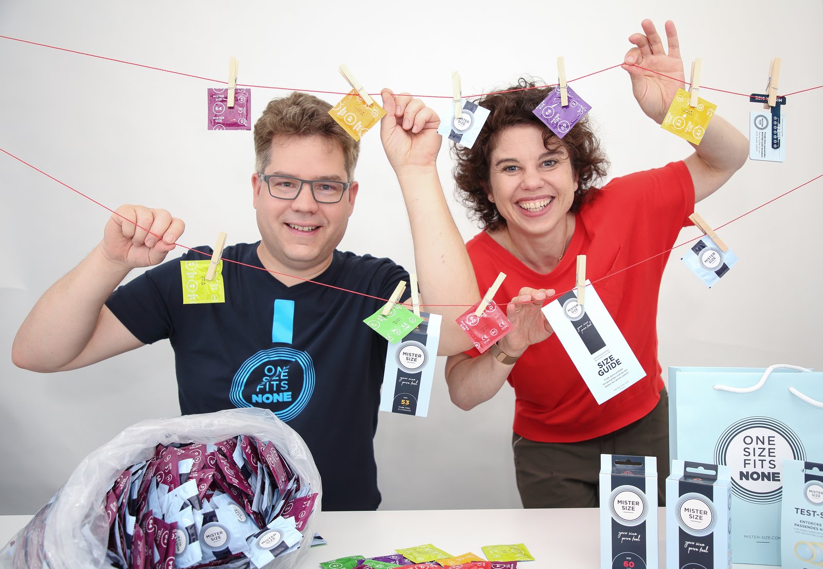 Jan y Eva Krause, directores de Vinergy GmbH, con preservativos Mister Size