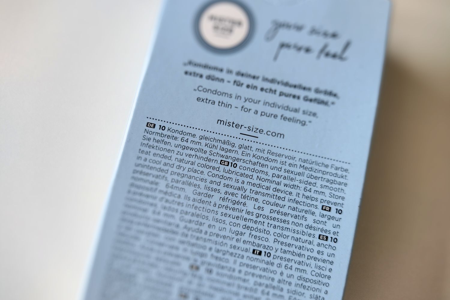Envases de preservativos con indicación de la anchura estándar en el texto